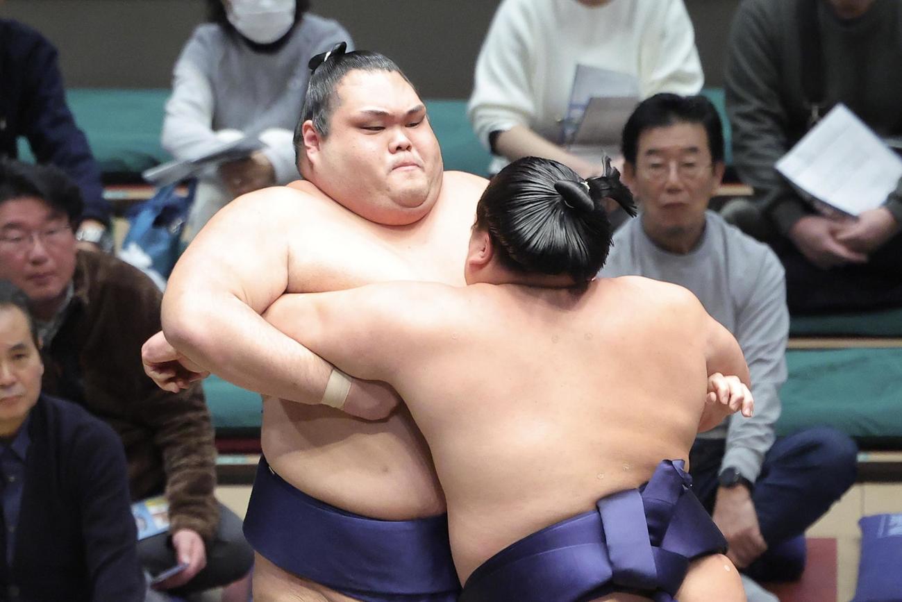 一意（左）は出羽ノ龍の攻めに耐える（撮影・河田真司）