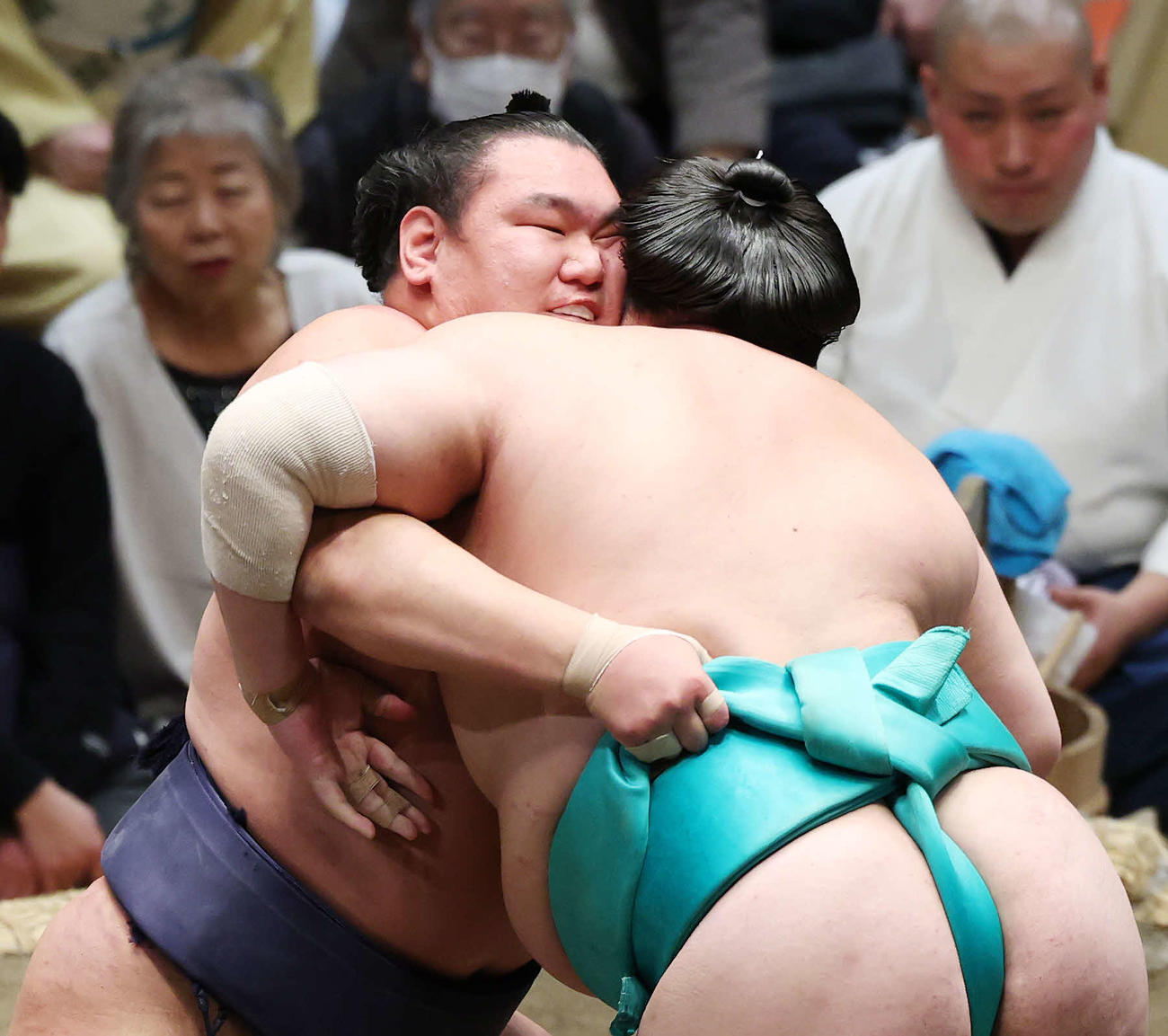 一山本（右）を攻める豊昇龍（撮影・宮地輝）