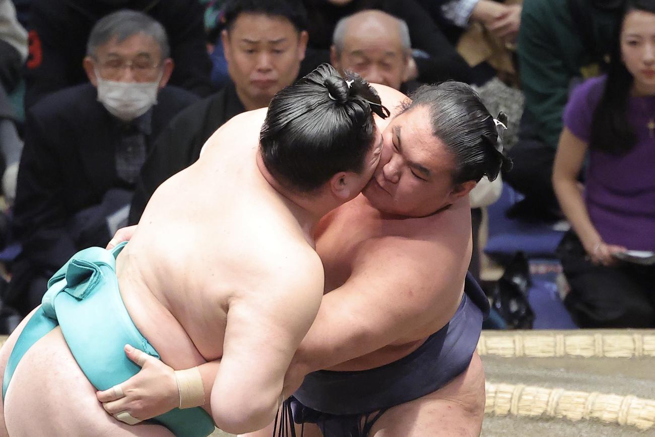 一山本（左）の攻めに耐える豊昇龍（撮影・河田真司）