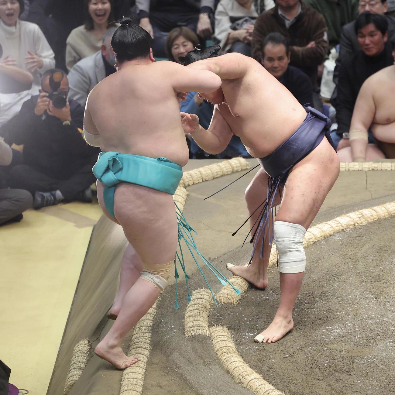 一山本（左）を寄り切りで破る豊昇龍（撮影・河田真司）