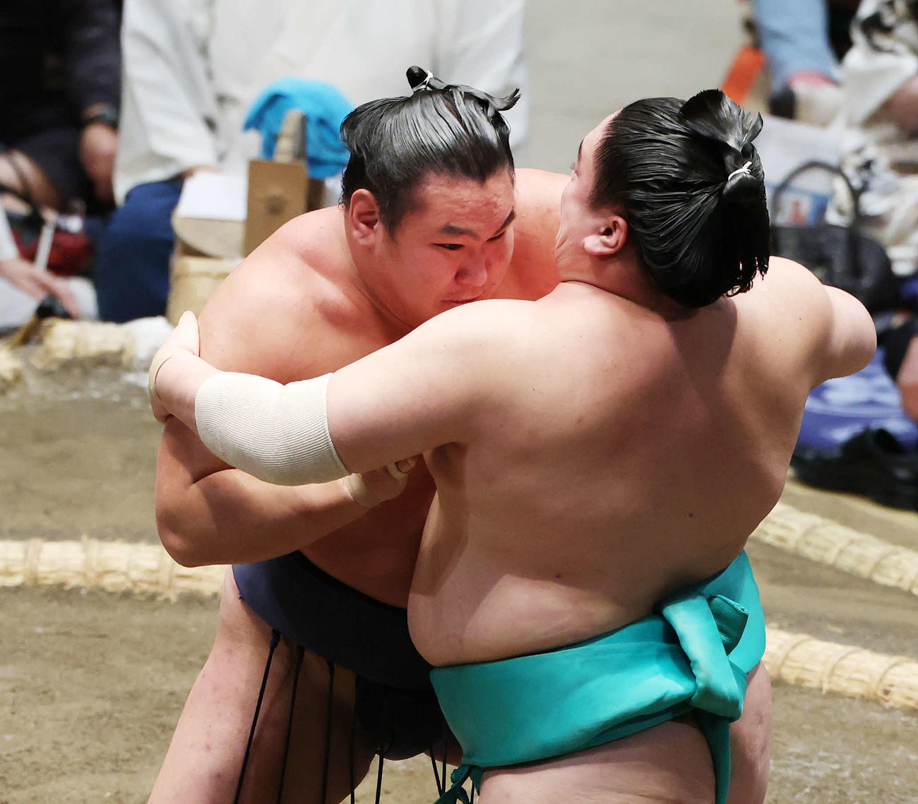 寄り切りで一山本（右）を破る豊昇龍（撮影・宮地輝）