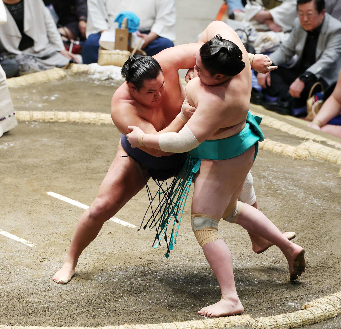 寄り切りで一山本（右）を破る豊昇龍（撮影・宮地輝）