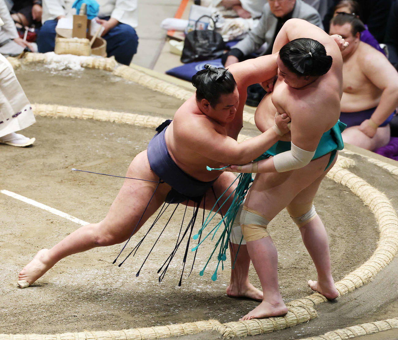 寄り切りで一山本（右）を破る豊昇龍（撮影・宮地輝）