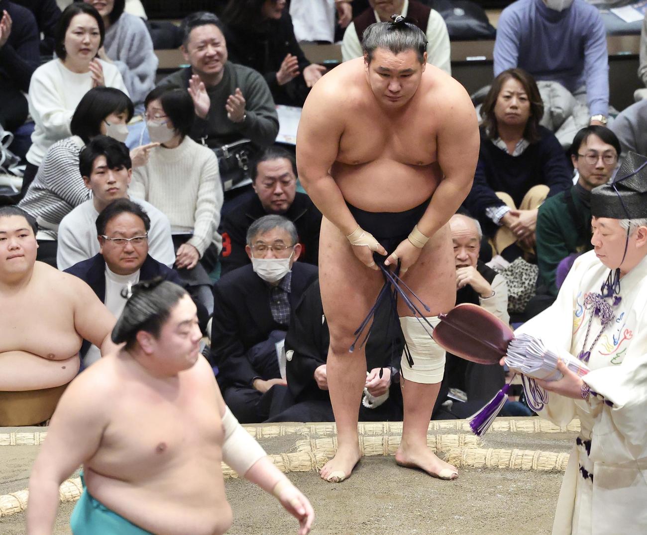 一山本（手前）を寄り切りで破る豊昇龍（撮影・河田真司）
