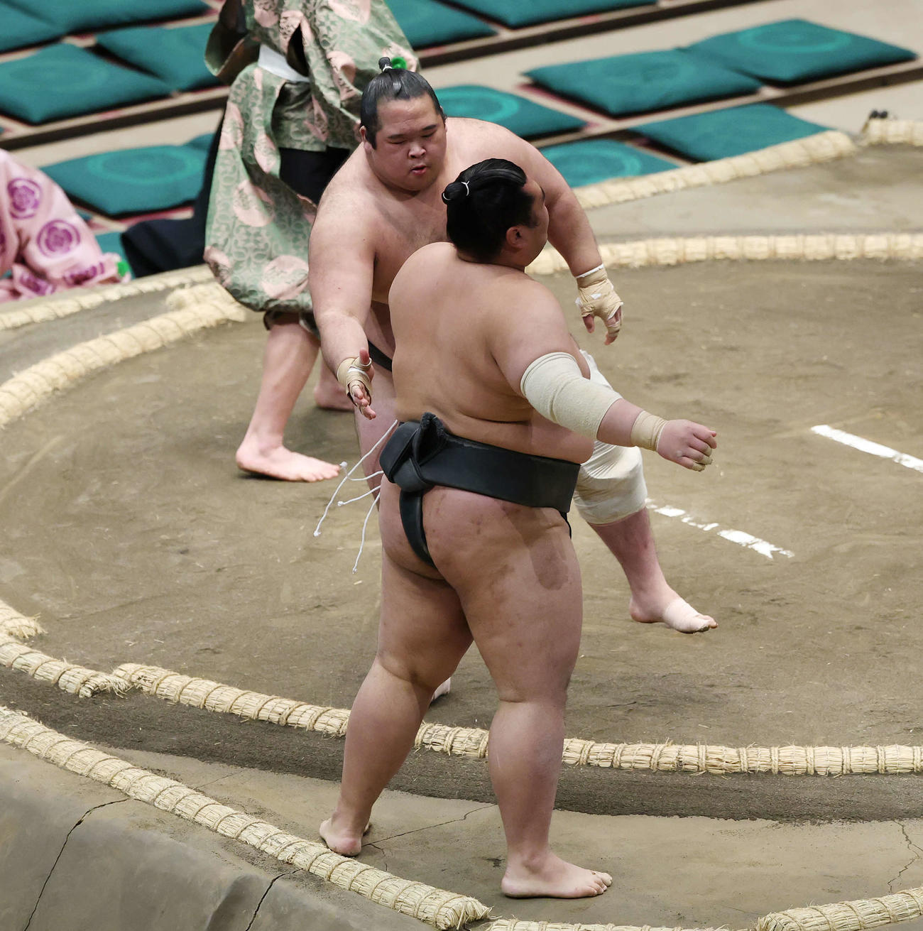 突き出しで白蛇（手前）を破る生田目（撮影・宮地輝）