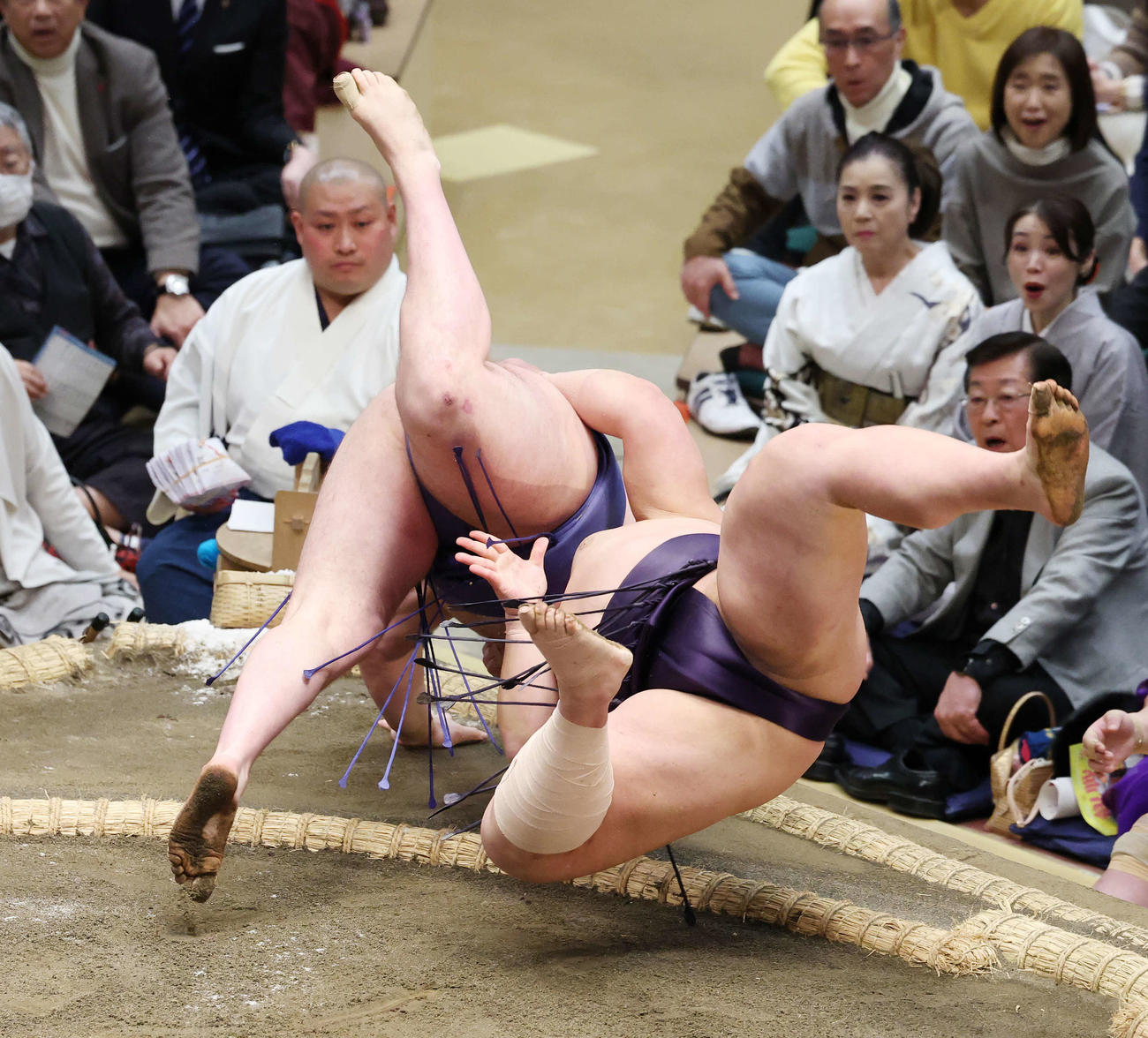 首投げで義ノ富士（右）を破る安青錦（撮影・宮地輝）