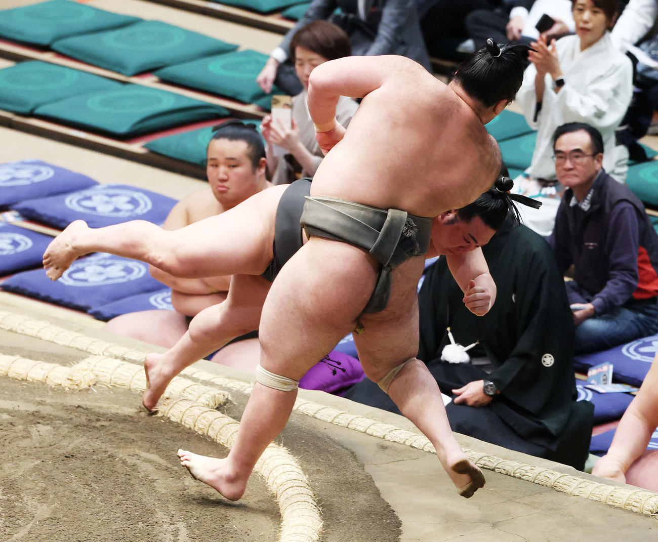 押し出しで大辻（手前）を破る炎鵬（撮影・宮地輝）
