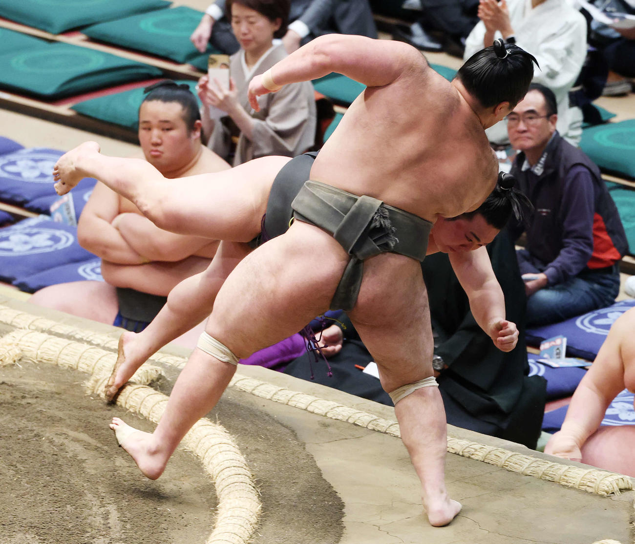 押し出しで大辻（手前）を破る炎鵬（撮影・宮地輝）