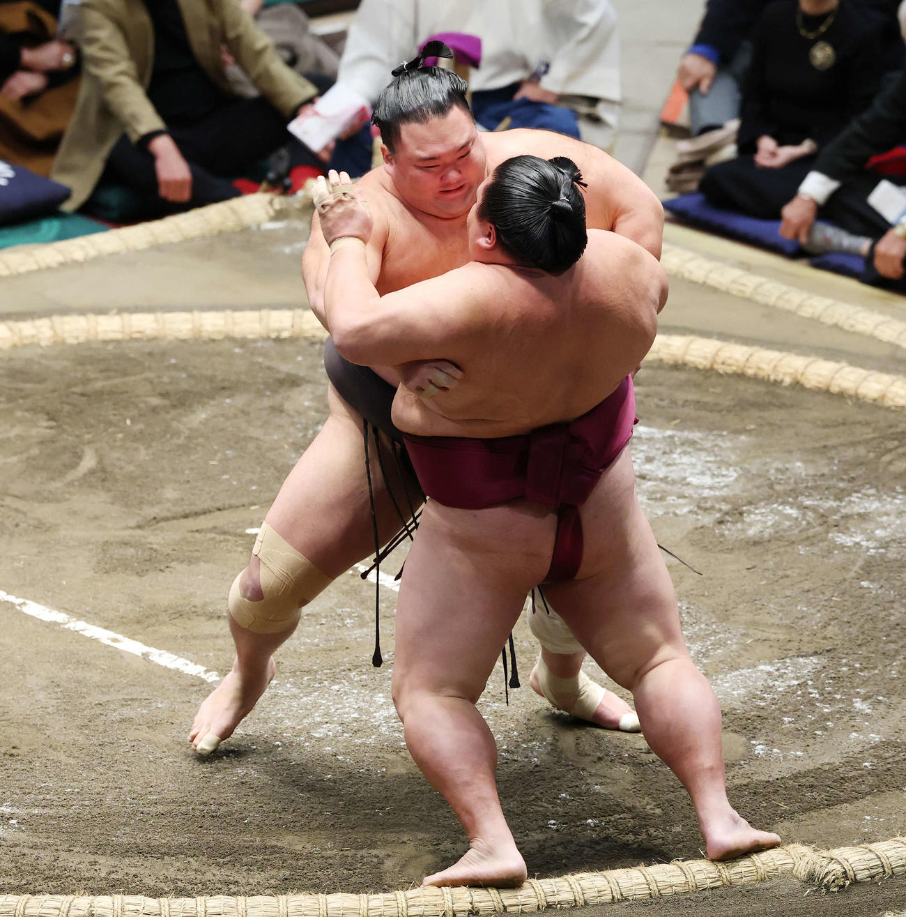 寄り切りで御嶽海（手前）を破る朝乃山（撮影・宮地輝）