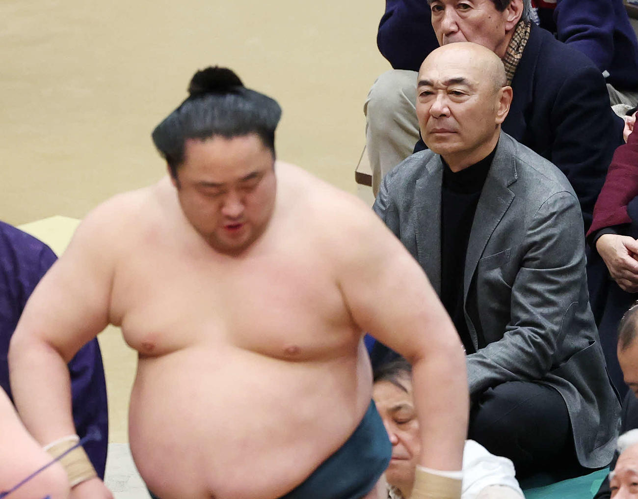 大相撲観戦する高橋克実（撮影・宮地輝）