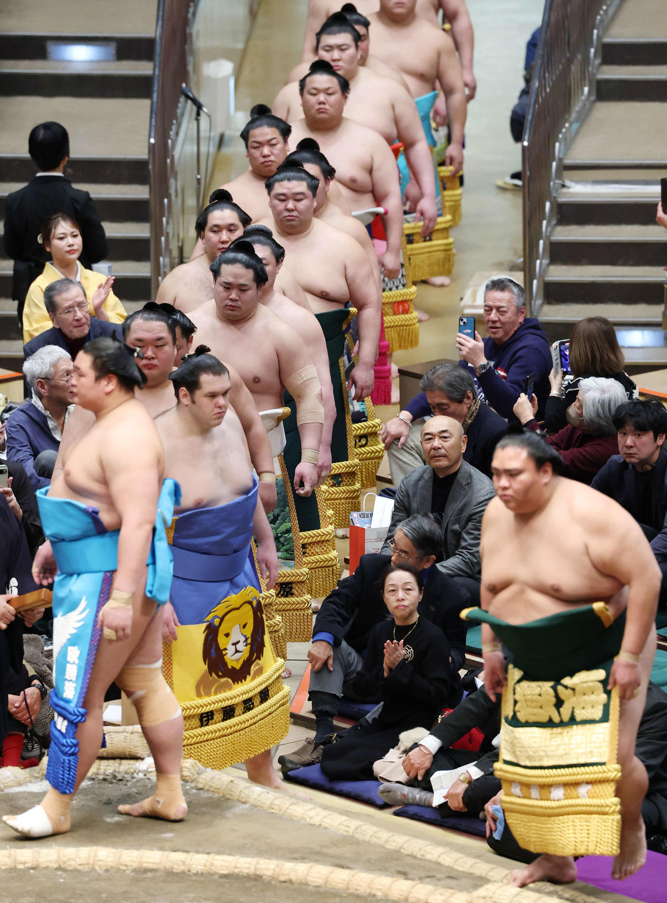 大相撲観戦する高橋克実（撮影・宮地輝）