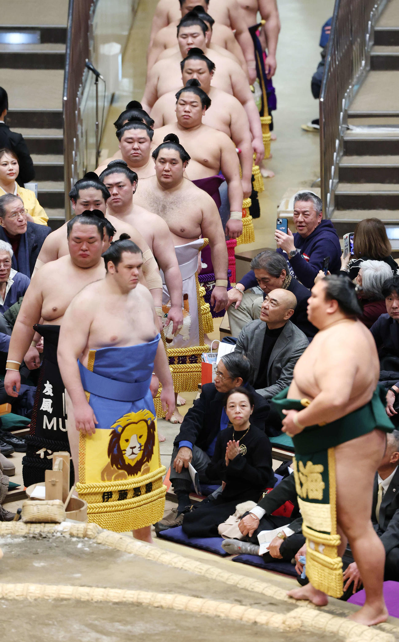 大相撲観戦する高橋克実（撮影・宮地輝）