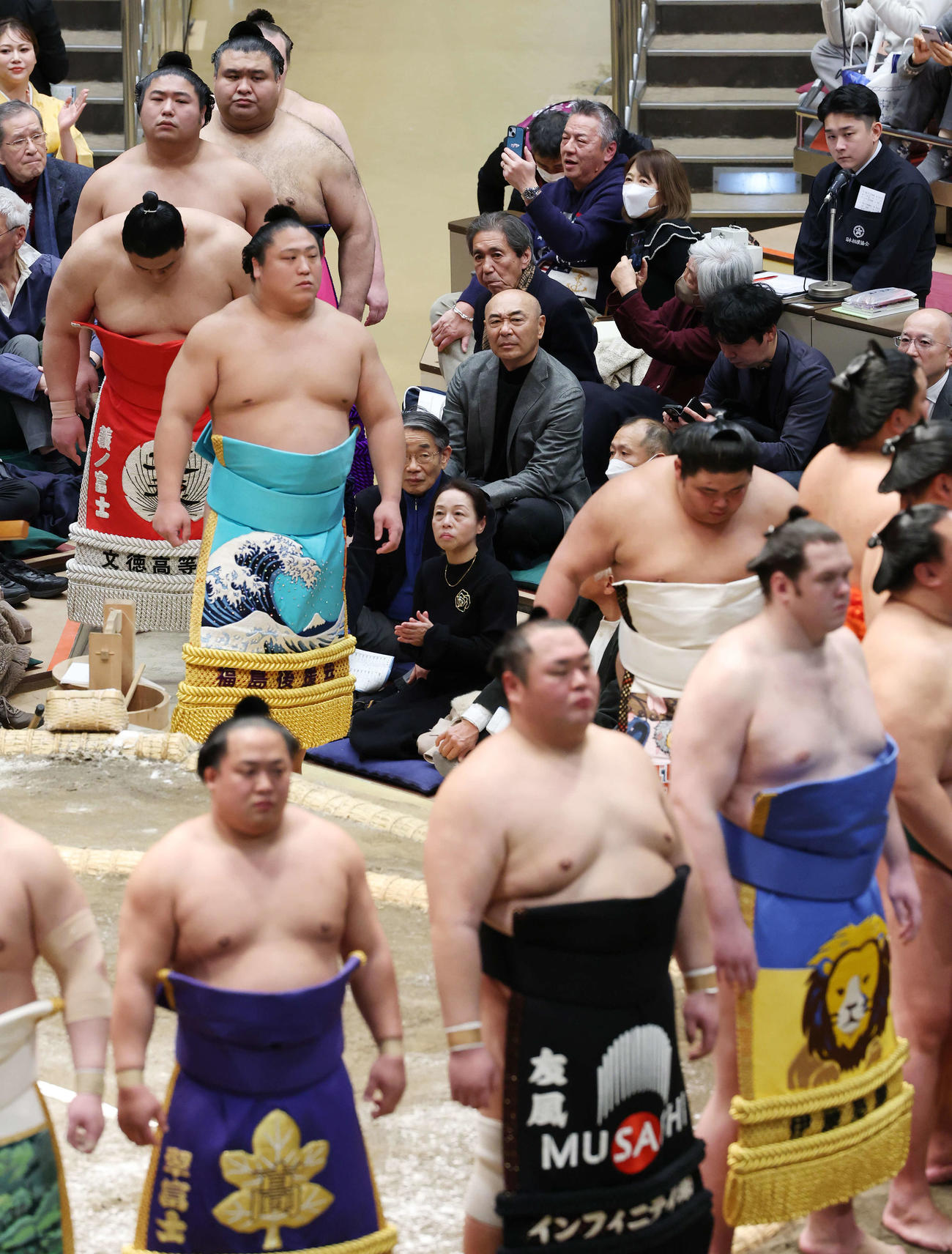 大相撲観戦する高橋克実（撮影・宮地輝）