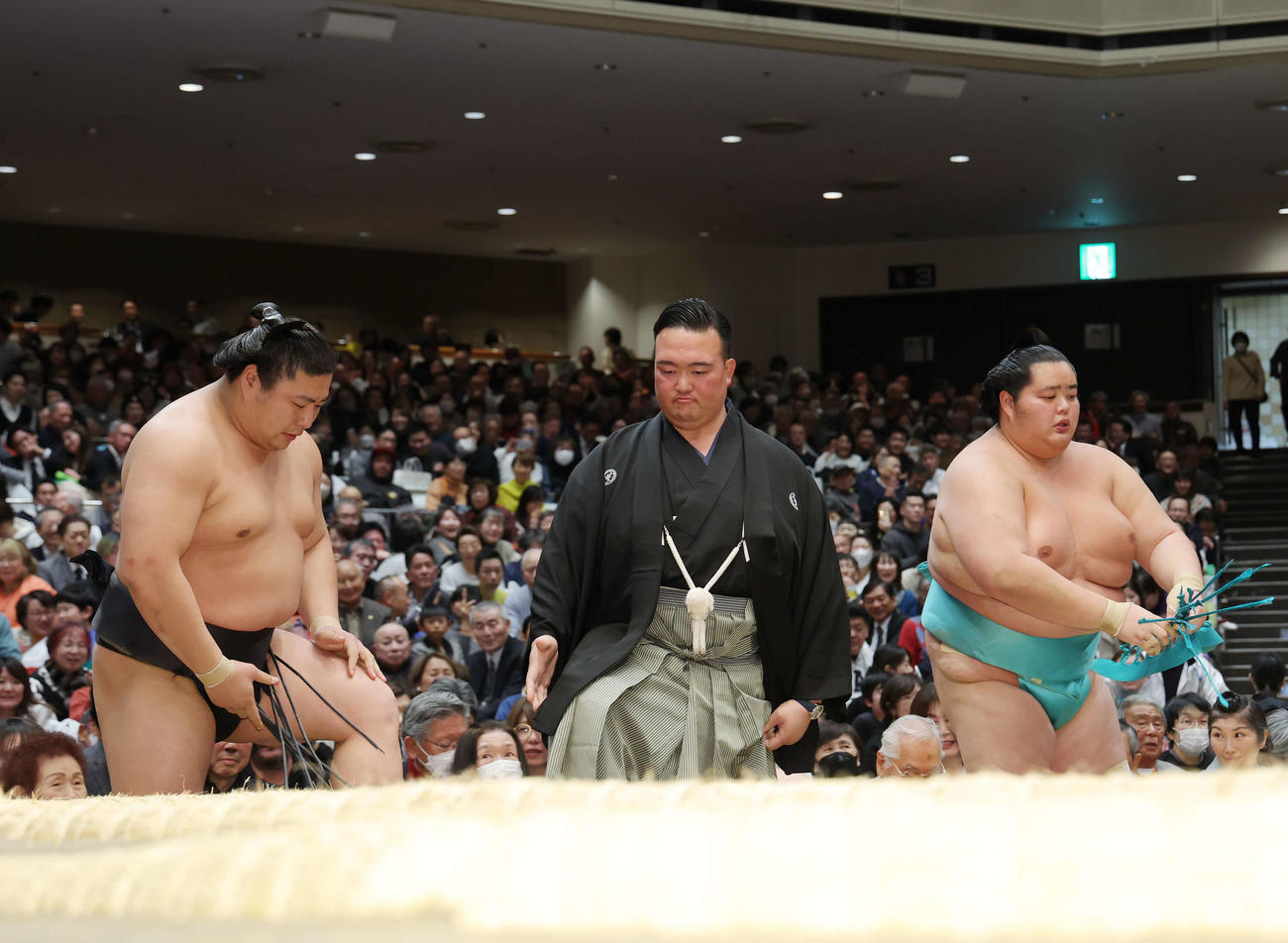 物言いが入る若元春（左）と琴桜。中央は二所ノ関親方（撮影・河田真司）