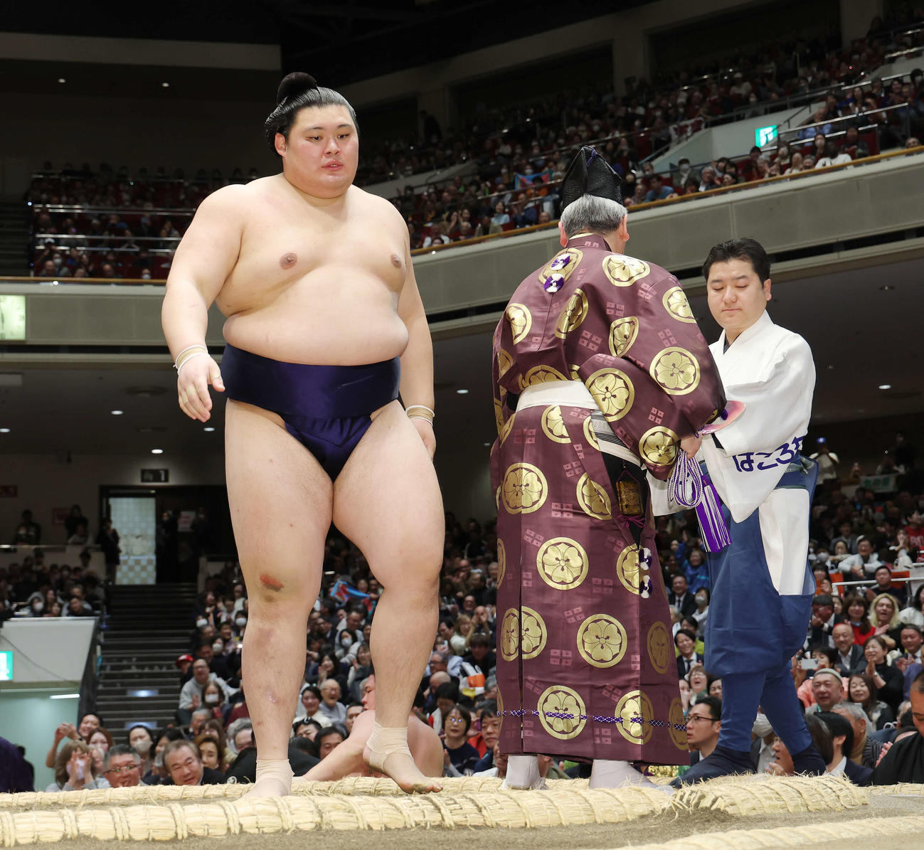 宇良を押し倒しで破る大の里（撮影・河田真司）