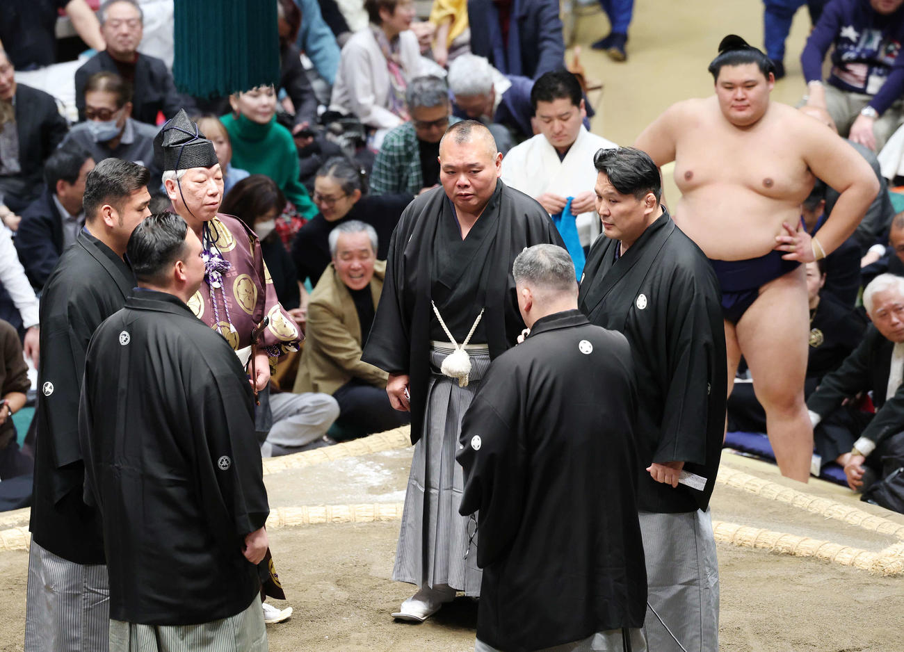 宇良と大の里の一番は物言いが付き同体で取り直しとなる（撮影・宮地輝）