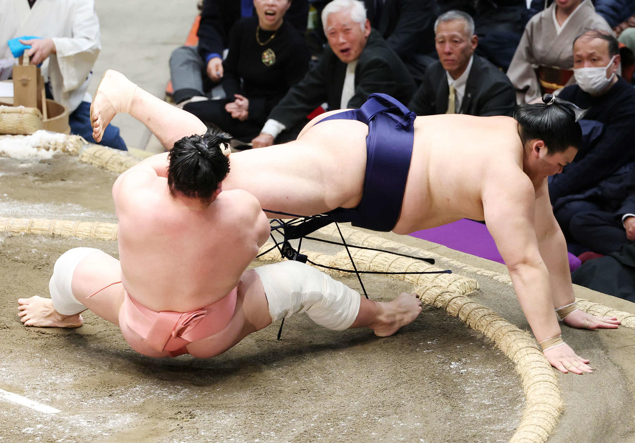 宇良（左）と大の里の一番は物言いが付き同体で取り直しとなる（撮影・宮地輝）