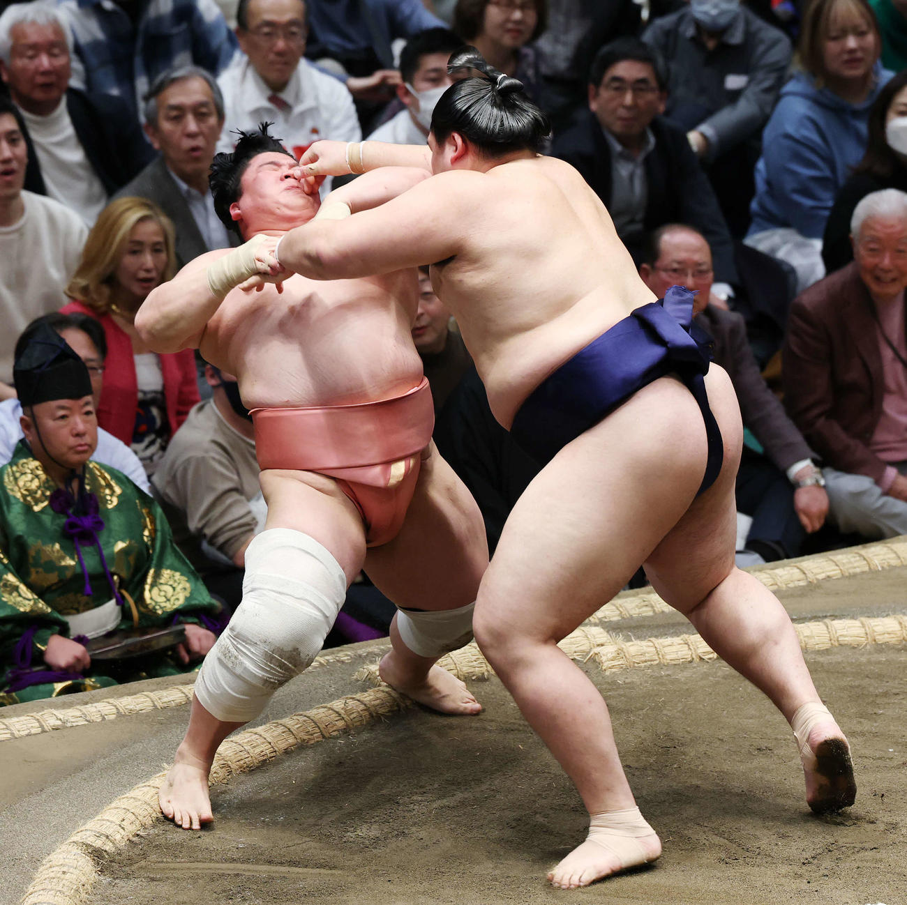 押し倒しで宇良（左）を破る大の里（撮影・宮地輝）