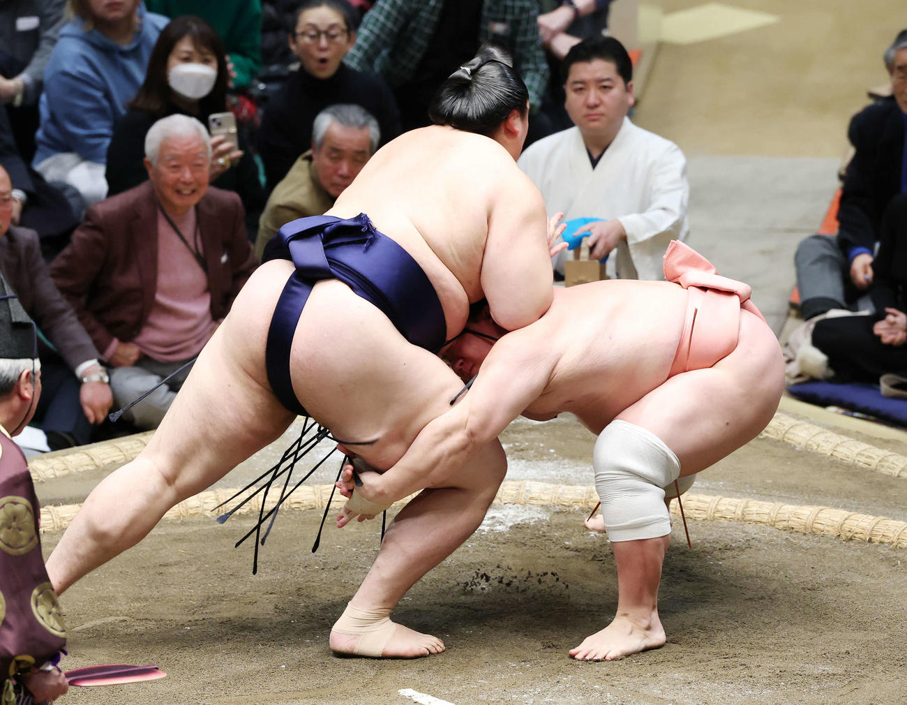 大の里（左）を攻める宇良（撮影・宮地輝）