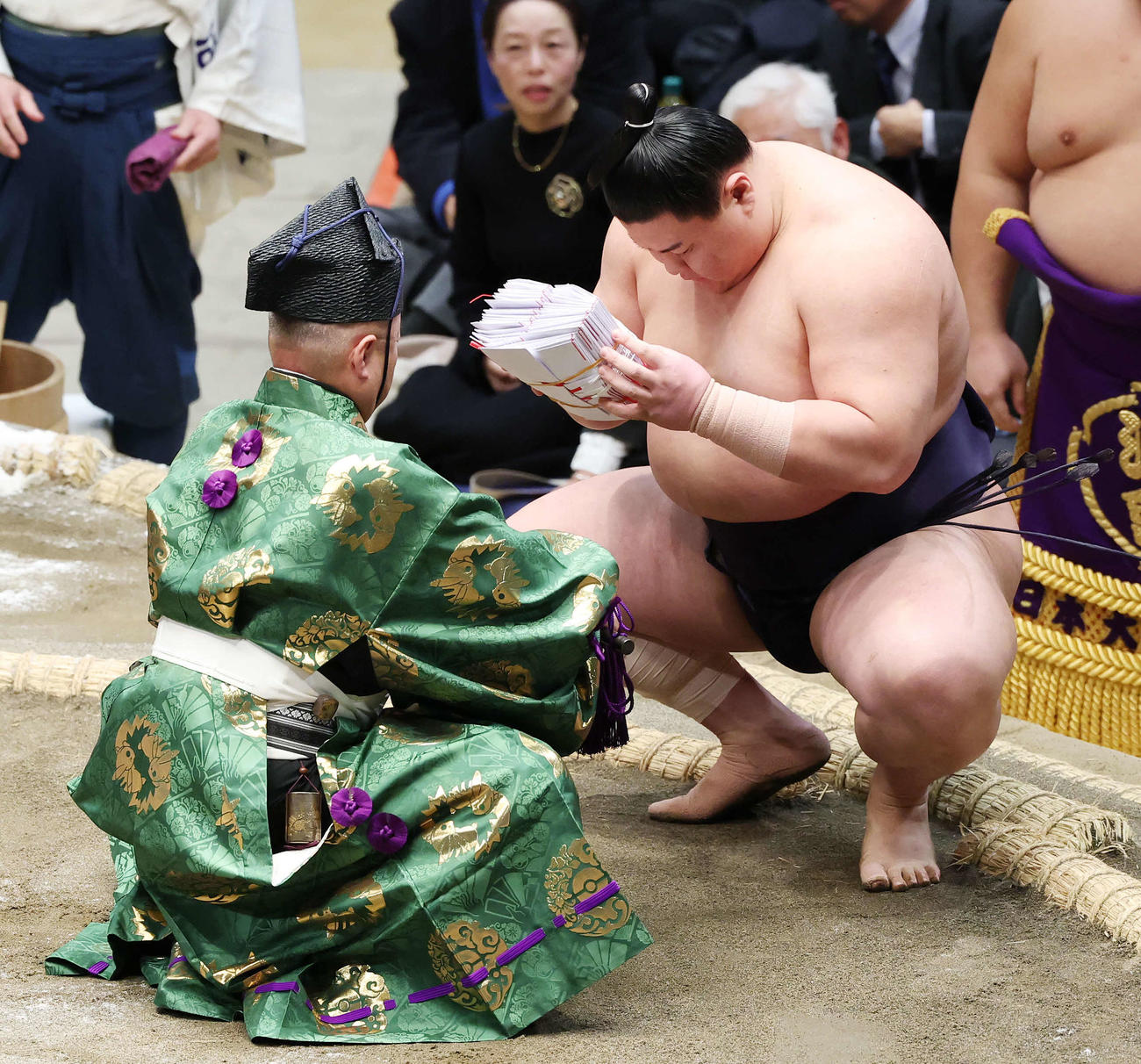 寄り切りで豊昇龍を破り懸賞金を受け取る義ノ富士（撮影・宮地輝）