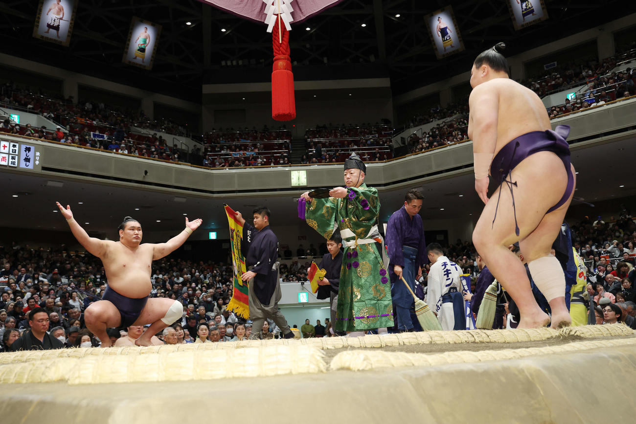 豊昇龍（左）と義ノ富士の結びの一番（撮影・河田真司）
