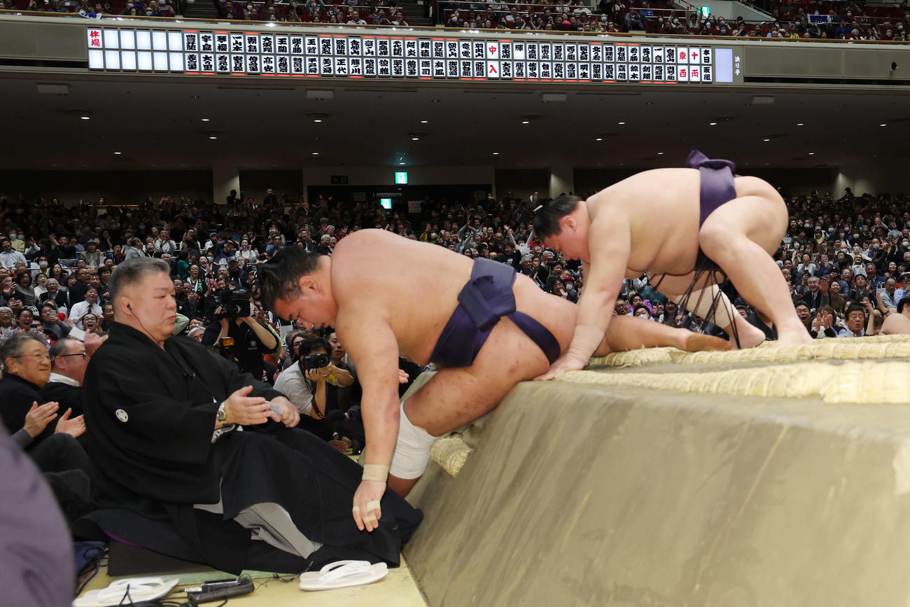 義ノ富士（右）は豊昇龍を寄り切りで下す（撮影・河田真司）