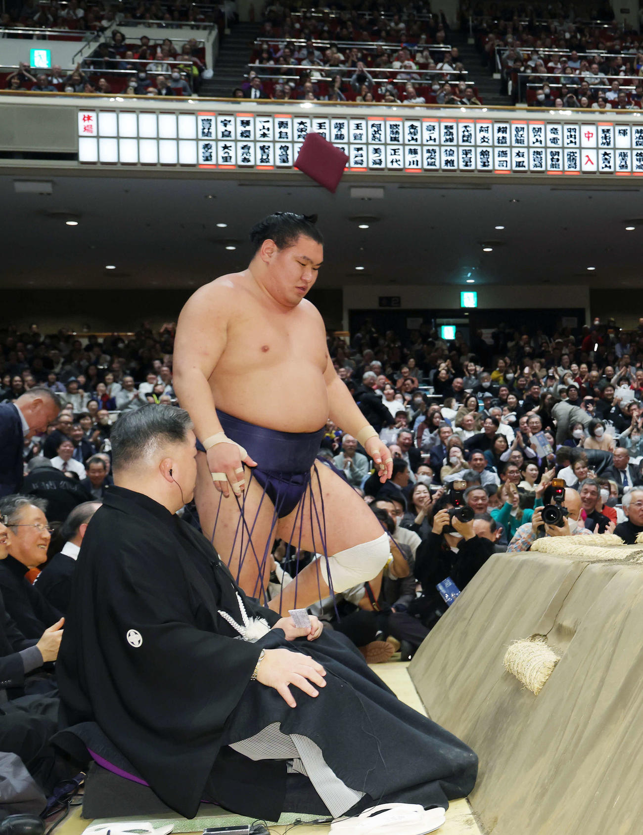 豊昇龍は義ノ富士に寄り切りで敗れる（撮影・河田真司）