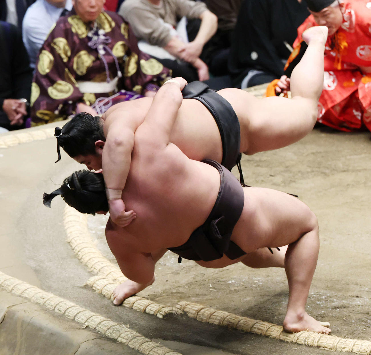 霧島（手前）と伯乃富士の一番は物言いが付き同体で取り直しとなる（撮影・宮地輝）