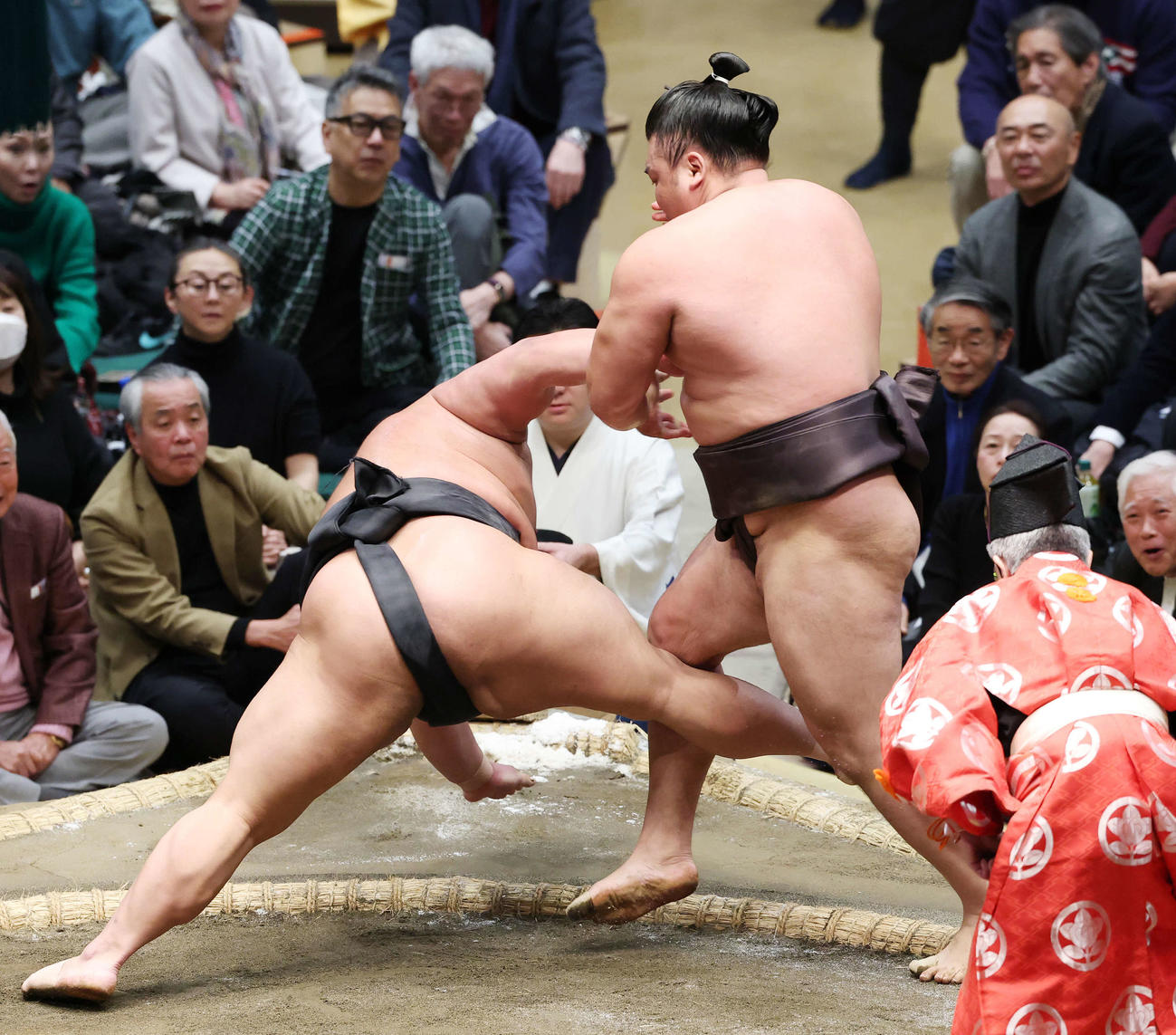 突き落としで伯乃富士（左）を破る霧島（撮影・宮地輝）