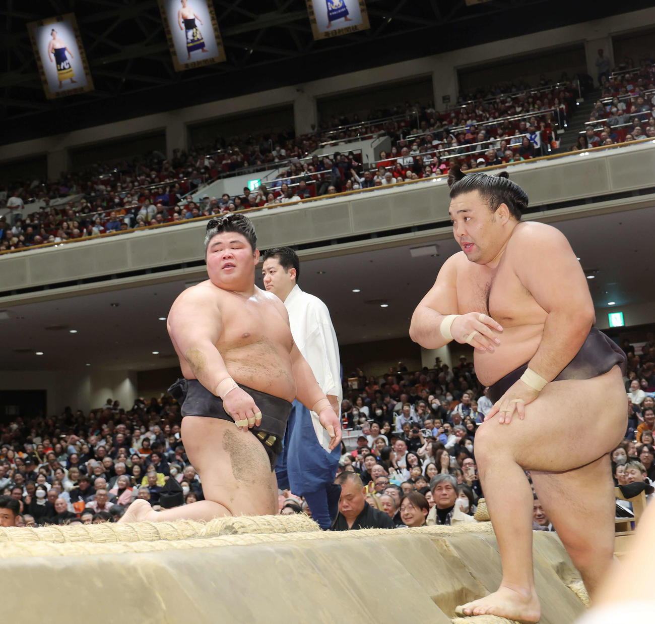 伯乃富士（左）を突き落としで破る霧島（撮影・河田真司）