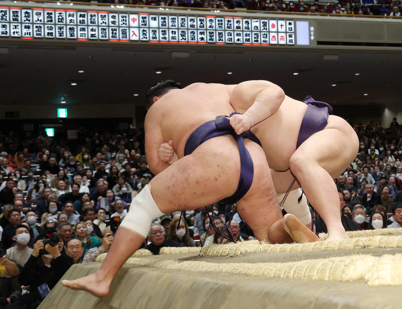 豊昇龍（土俵左）は義ノ富士に寄り切りで敗れる（撮影・河田真司）