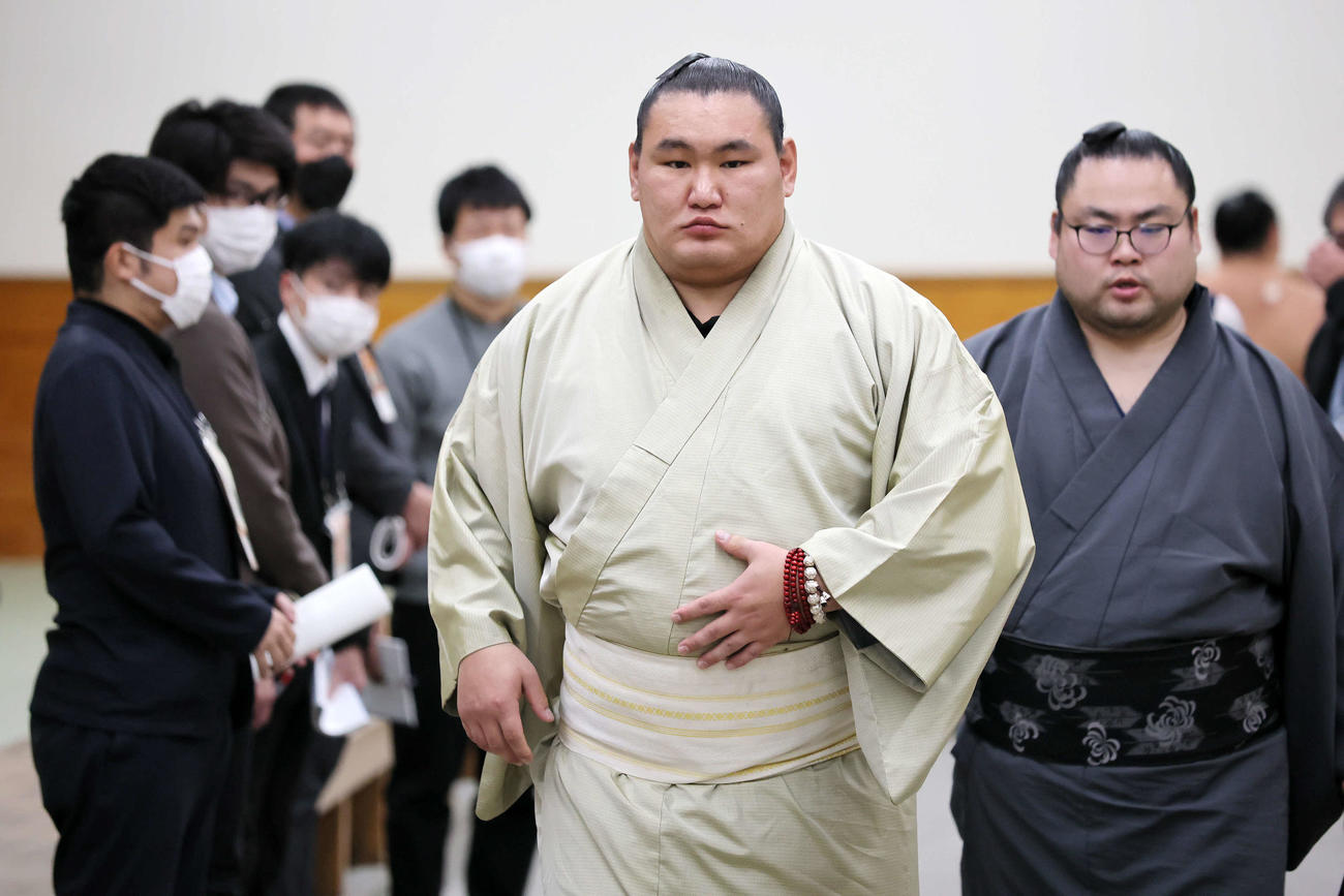 支度部屋から引き揚げる豊昇龍