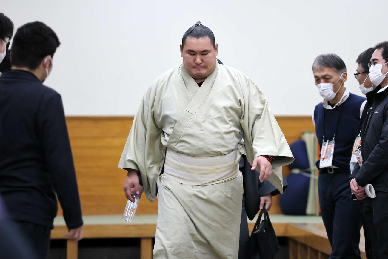 支度部屋から引き揚げる豊昇龍
