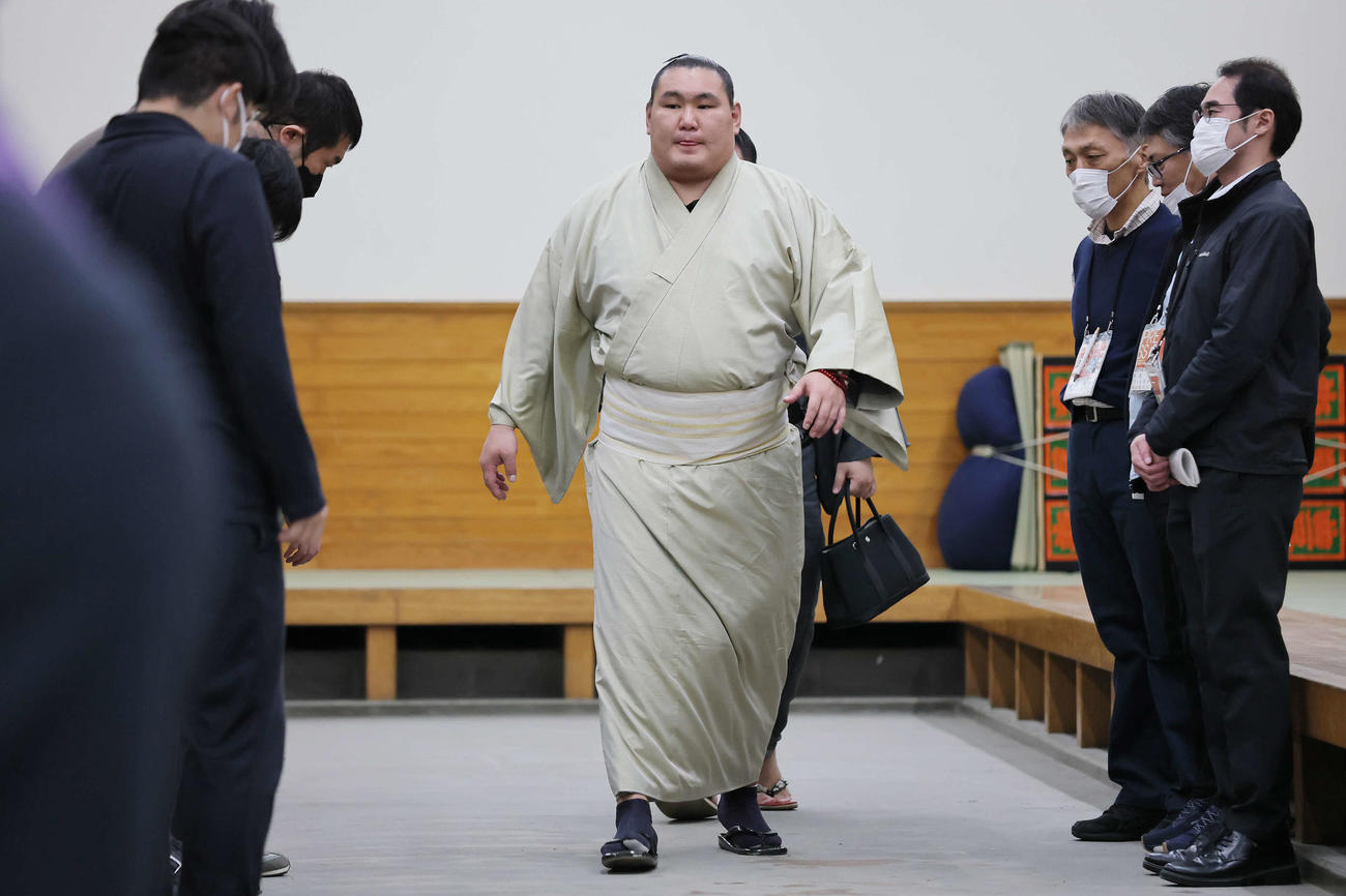支度部屋から引き揚げる豊昇龍