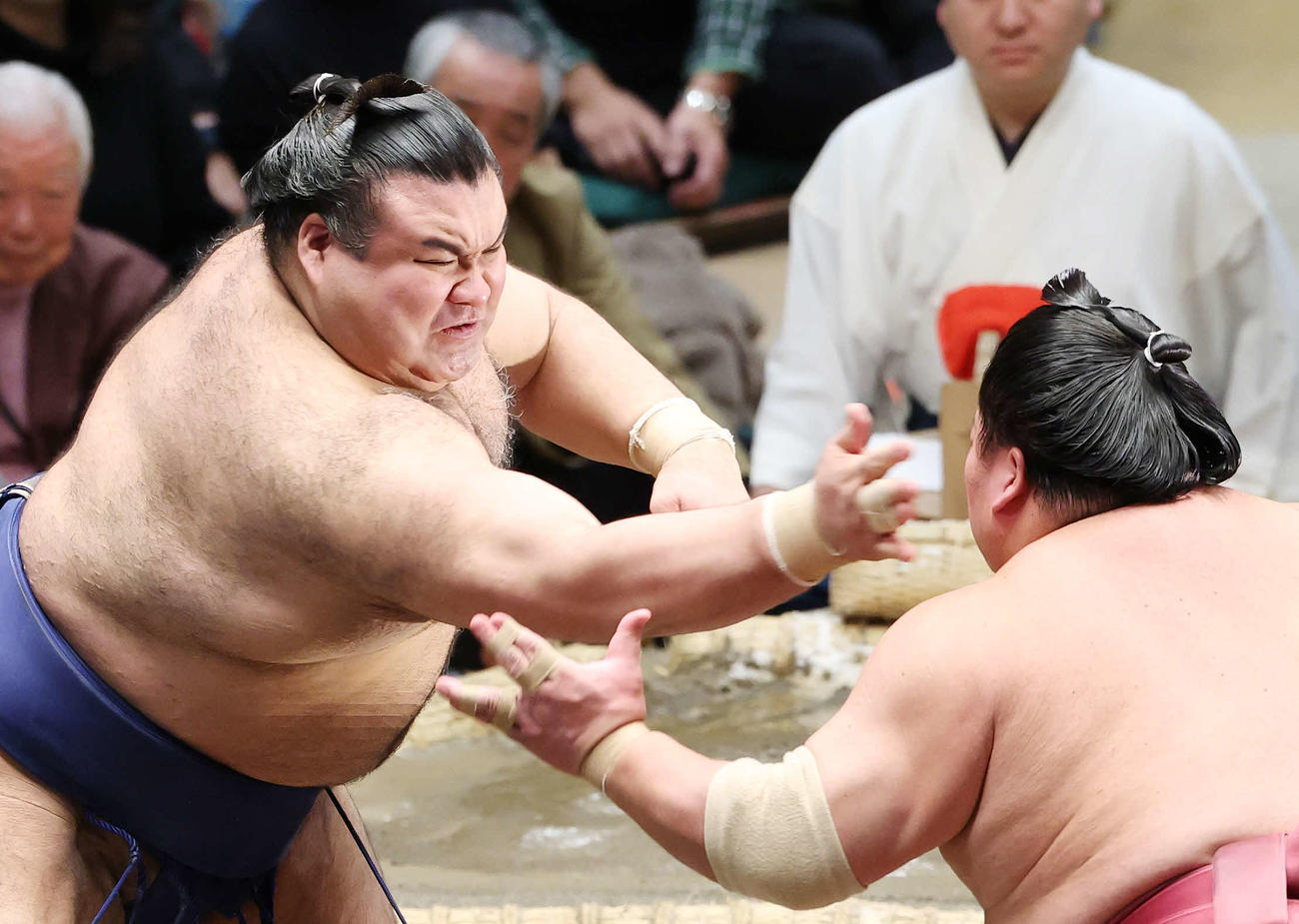 大栄翔（右）をはたく高安（撮影・宮地輝）