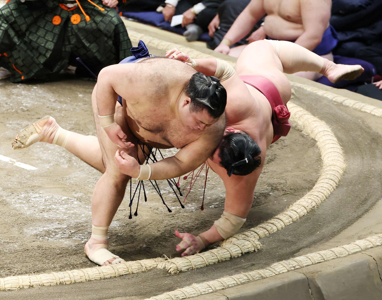 腕ひねりで大栄翔（右）を破る高安（撮影・宮地輝）