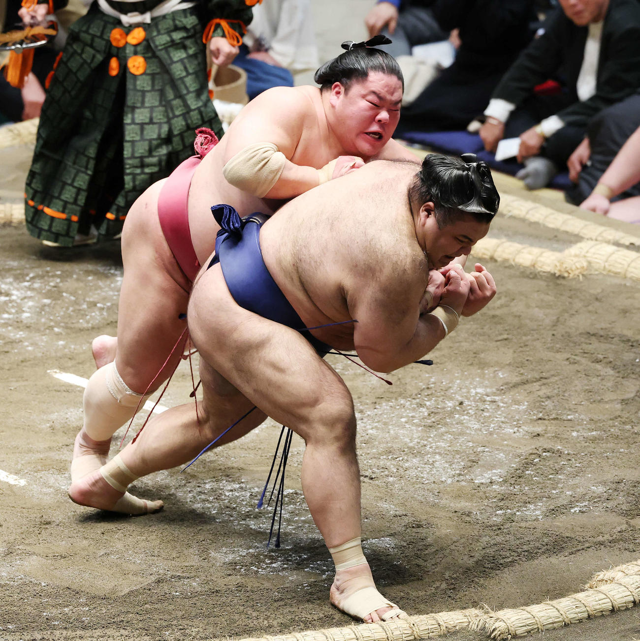 腕ひねりで大栄翔（後方）を破る高安（撮影・宮地輝）