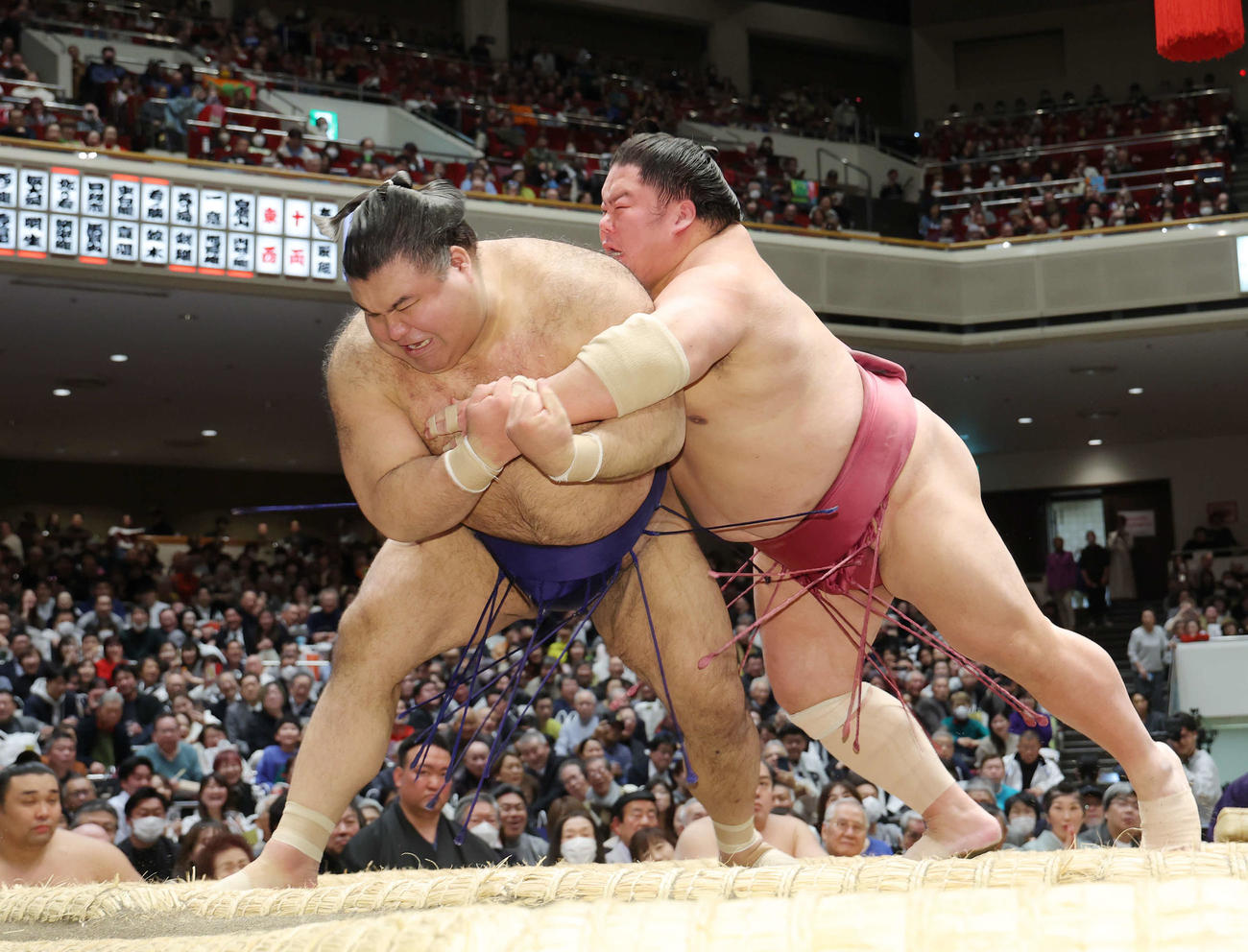 高安（左）は大栄翔を腕捻りで破る（撮影・河田真司）