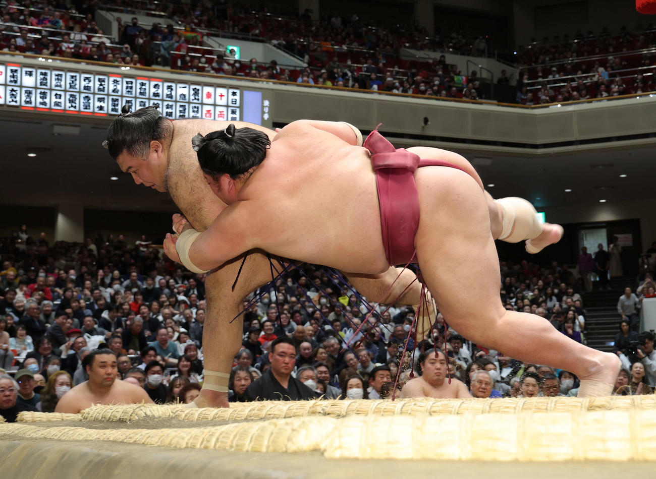 高安（左）は大栄翔を腕捻りで破る（撮影・河田真司）