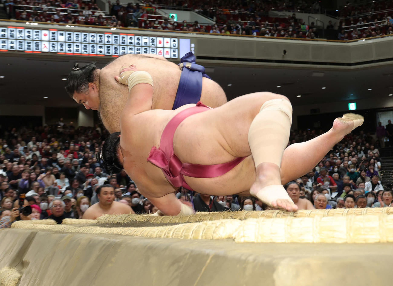 高安（左）は大栄翔を腕捻りで破る（撮影・河田真司）