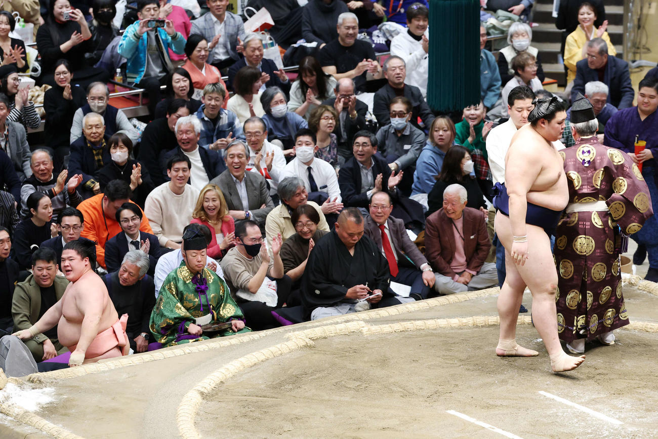 押し倒しで宇良（左）を破る大の里（撮影・宮地輝）