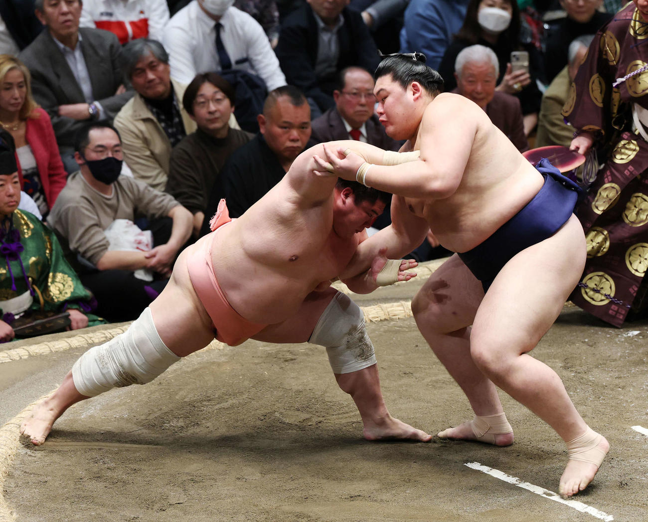 押し倒しで宇良（左）を破る大の里（撮影・宮地輝）