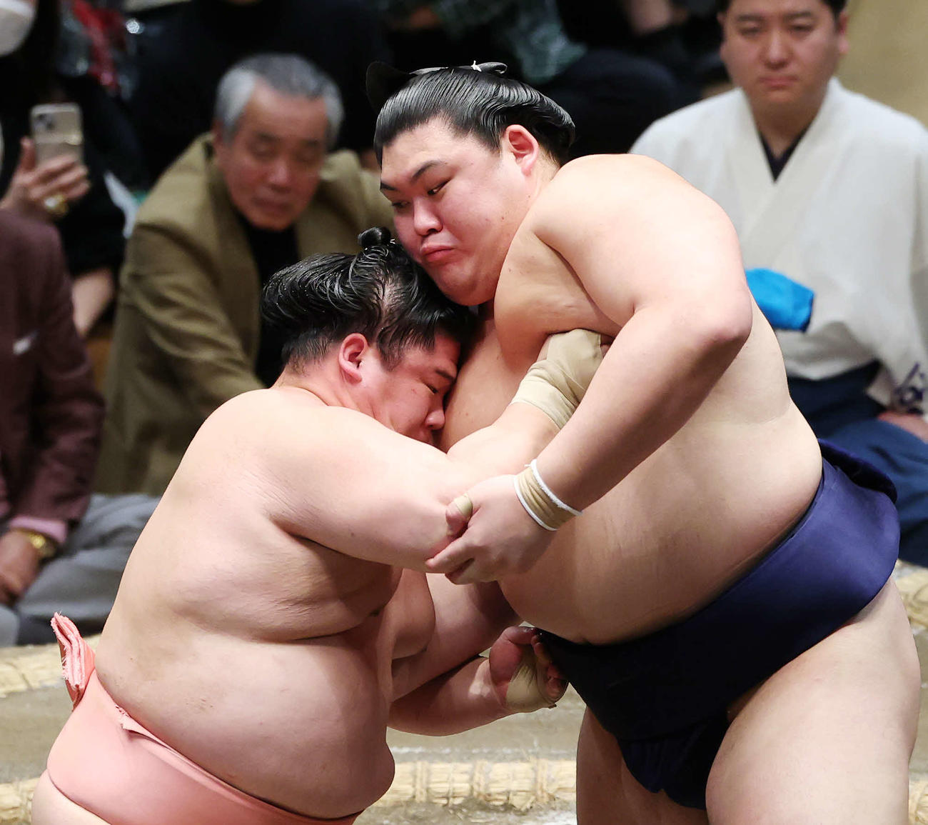 宇良（左）を攻める大の里（撮影・宮地輝）