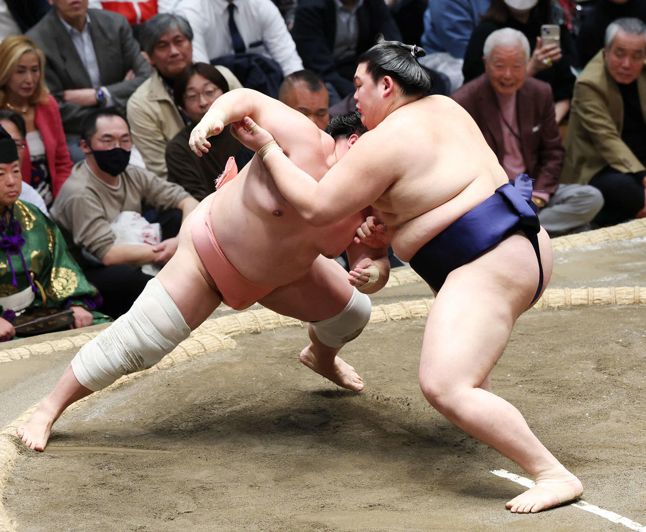 押し倒しで宇良（左）を破る大の里（撮影・宮地輝）