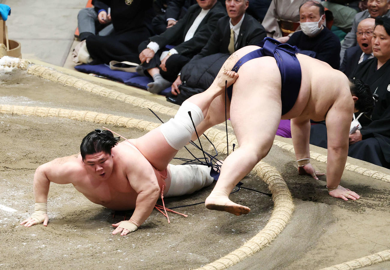 宇良（左）と大の里の一番は物言いが付き同体で取り直しとなる（撮影・宮地輝）