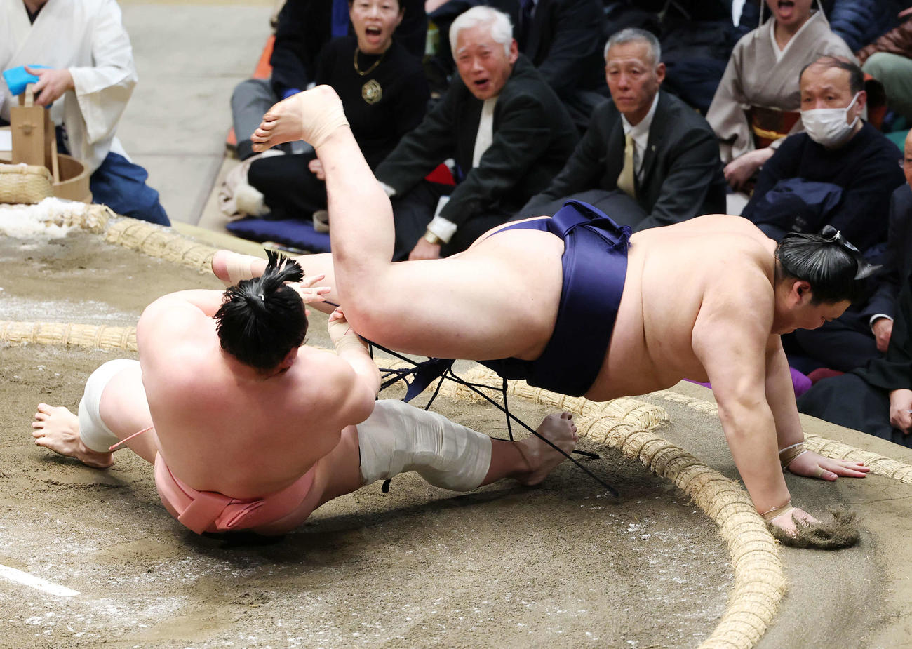 宇良（左）と大の里の一番は物言いが付き同体で取り直しとなる（撮影・宮地輝）