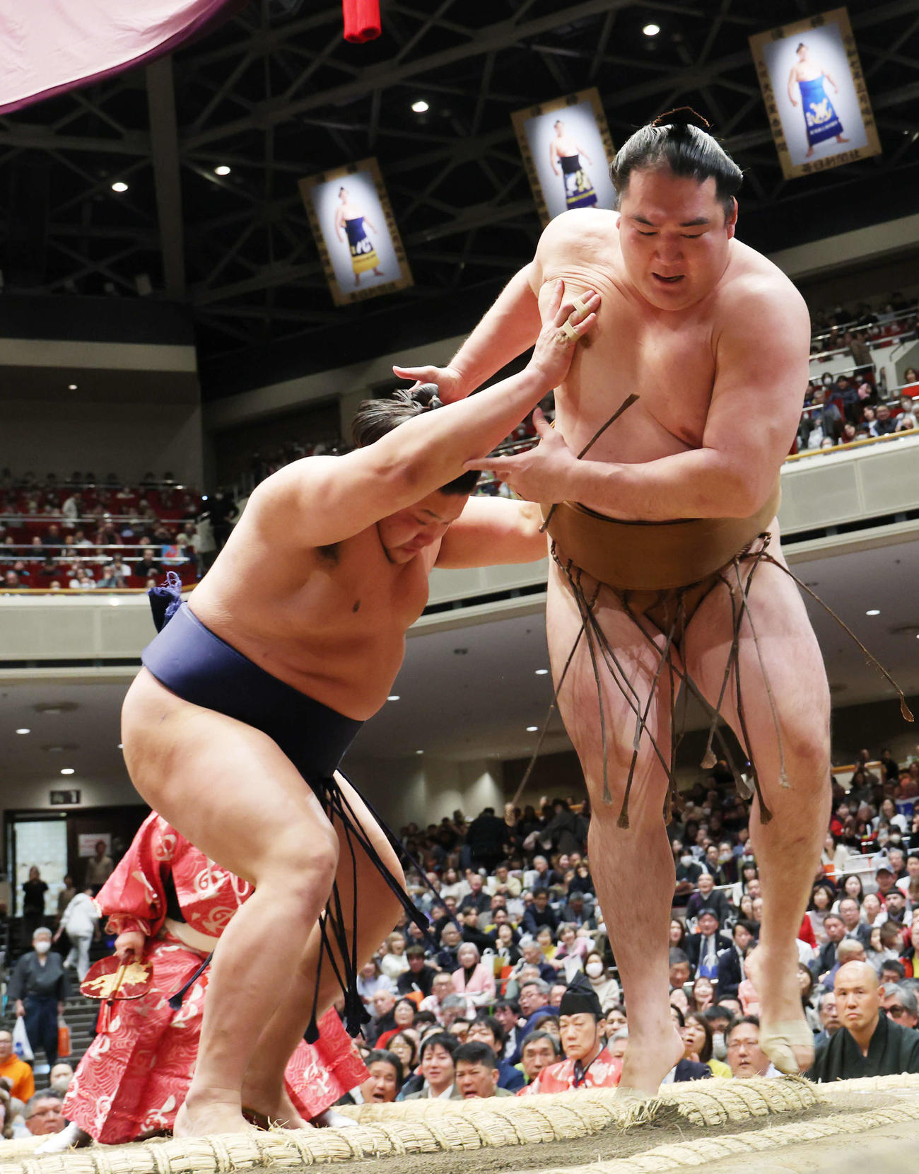 朝白龍（左）は竜電を送り出しで破る（撮影・河田真司）