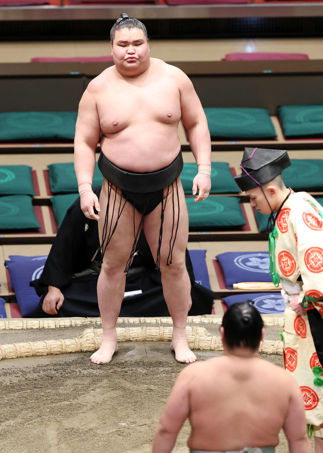 大錦龍（手前）を寄り切りで破った旭富士（撮影・鈴木正人）