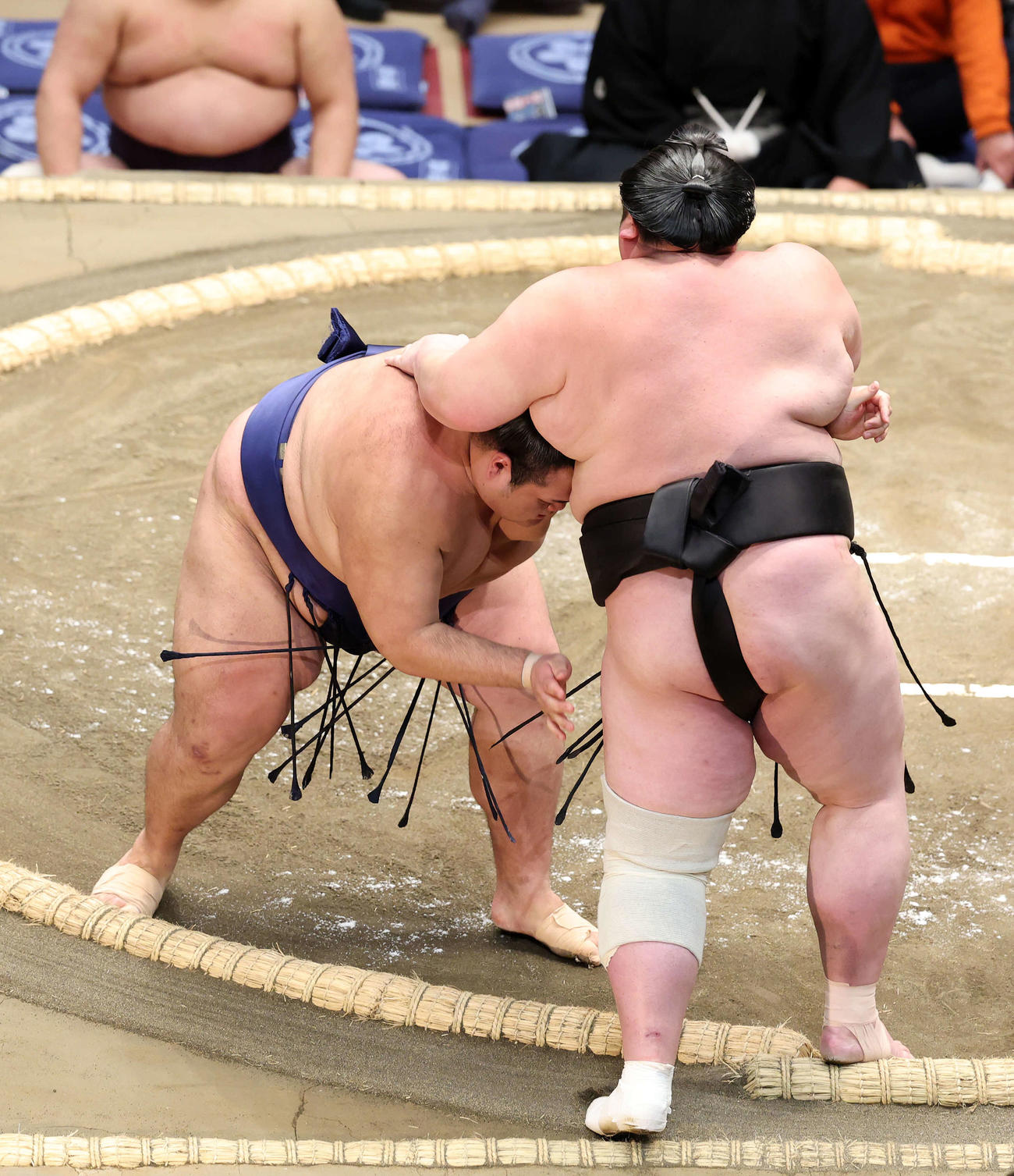 剣翔（右）を寄り切りで破る一意（撮影・鈴木正人）