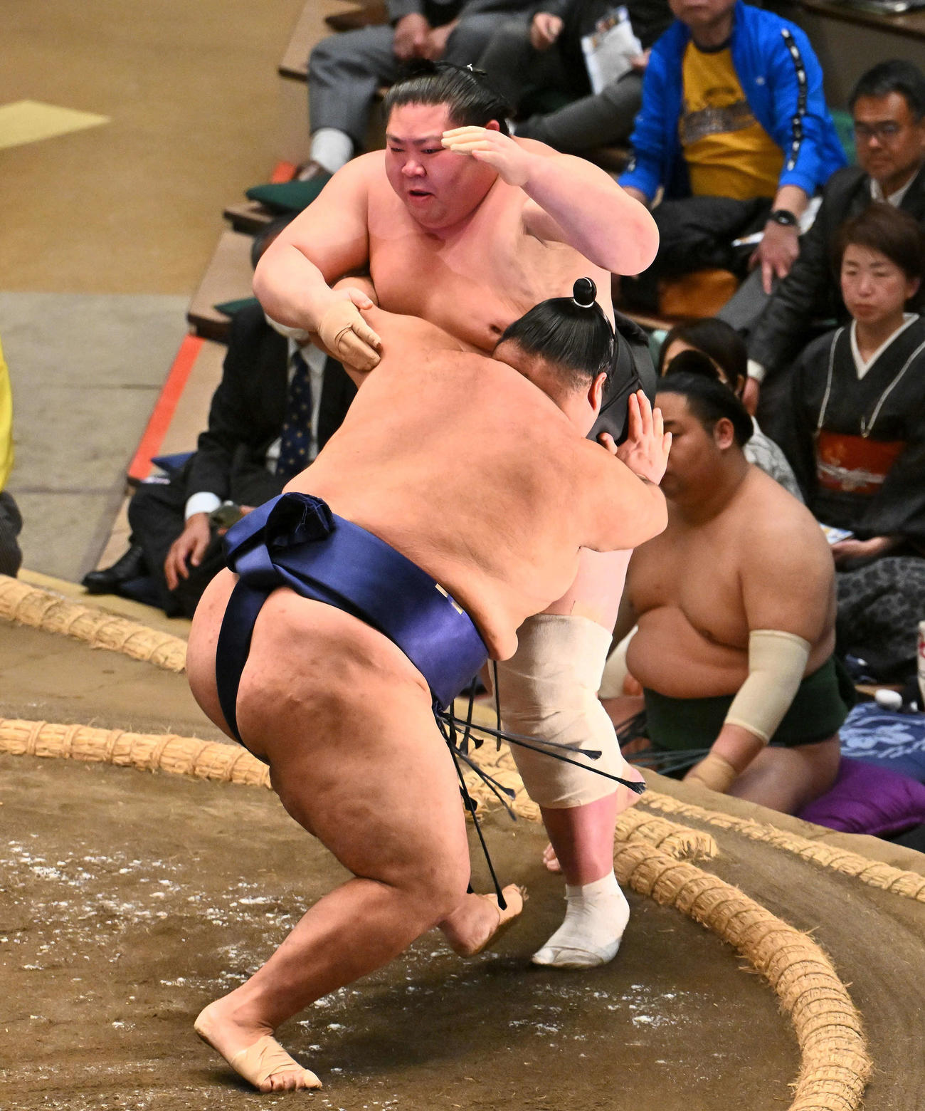 剣翔（後方）は一意に寄り切りで敗れる（撮影・滝沢徹郎）